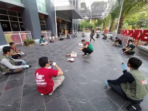 Pulihkan Tenaga Usai Kerja, Relawan FTI UMI Nikmati Kopi dengan Protokol Disaster