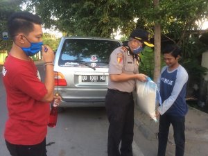 Patut Ditiru! Suporter PSM dan Polisi Bahu-Membahu Bagikan Sembako