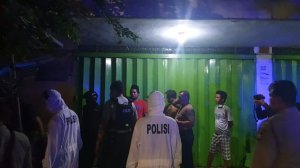 Asyik Minum Ballo, Polisi Berbaju Hazmat Datang Bubarkan Kerumunan Warga