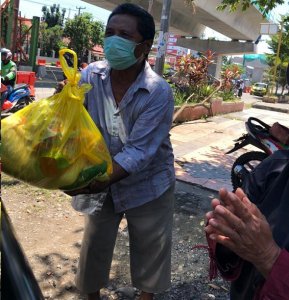 Peduli Kemanusiaan, Politeknik STIA LAN Makassar Bagikan Sembako ke Warga Terdampak Covid-19