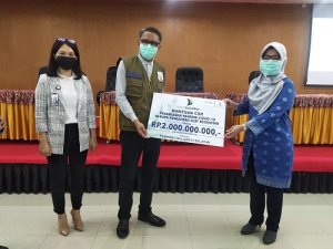 Bank Sulselbar Salurkan Bantuan Alat Kesehatan ke Tim Satgas Covid-19 Unhas