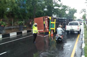 Jalanan Licin, Truk Gandeng Pengangkut Mesin Terbalik