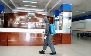 Didampingi Ketua DPRD, FTI UMI Semprotkan Disinfektan di Fasilitas Publik