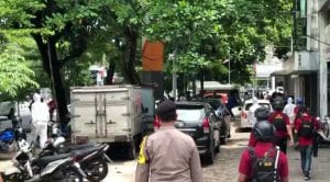 Marak Aktivitas Berkumpul, Polisi Pakai Baju Hazmat Bubarkan Warga