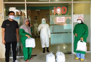 Di Tengah Pandemi, Dokter Fadli Ananda Berbagi untuk Tenaga Kesehatan