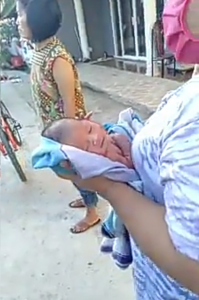 Bayi Cantik Dibuang dalam Semak, Mau Adopsi?