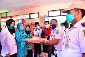 TPP PKK Sidrap Salurkan Bantuan untuk Warga Terdampak Corona