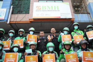 Dampak Wabah Corona, Laznas BMH Bantu Ojol dan Sopir Angkot Sembako