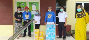 Dukung Petugas Puskesmas, IKA 88 SMPN 1 Pangsid Serahkan Bantuan