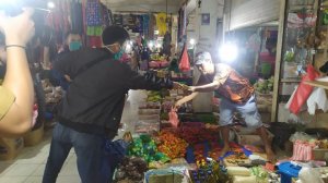 Gugus Tugas Covid-19 Sidrap Bagikan Masker Kain ke Warga