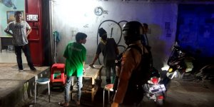 Dibubarkan Karena Nongkrong di Warnet dan Main Domino, Warga: Sebentar Lagi Pak!