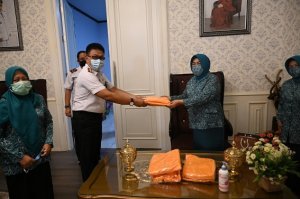 Peduli Covid-19, TP PKK Sidrap Berikan Bantuan APD ke Tim Medis