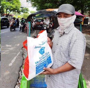 Dukung PSBB, FISIP Unismuh Serahkan Bantuan ke Masyarakat Terdampak