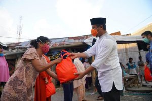 Kunjungi Pemukiman Warga di Belakang Unhas, Wagub Sulsel Bagi Masker dan Sembako