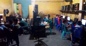 Pandemi Corona, Bocah-bocah di Makassar Tetap Berkumpul Main Game