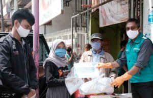 YBM PLN UIKL Sulawesi Bagikan Masker di Pasar dan Permukiman Padat