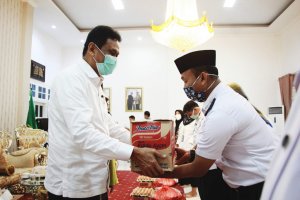 Bupati Barru Salurkan Bantuan Sembako ke 7 Kecamatan, Lainnya Menyusul
