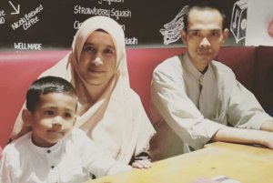 Janda Ustaz Abdul Somad Gantungkan Hidup dengan Berjualan Rendang