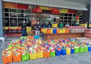 Bagikan Sembako ke Pegawai, FTI UMI Pakai Jasa Ojol