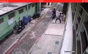 Terekam CCTV, Gagal Curi Motor, Dua Jambret Rampas Hp Anak Kecil