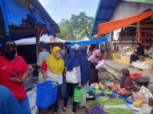 Sasar Pasar, Relawan Penanganan Covid-19 Lalebata Bagi 300 Masker