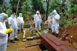 Jangan Lagi Ditolak, Kapolres Wonosobo Saja Ikut Makamkan Jenazah Covid-19