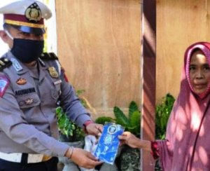 Kasatlantas Polres Luwu Bagikan Masker ke Warga