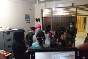 4 Pasangan Muda Mudi Asyik di Kamar Hotel, Tiba-tiba Satpol PP Datang