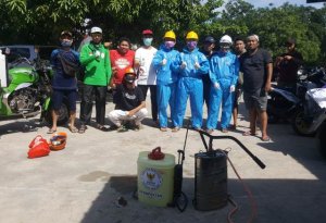 Pemuda Perumnas Tumalia Semprotkan Disinfektan ke Rumah Warga