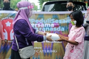 Dekranasda Peduli Sesama Bagi-bagi Paket