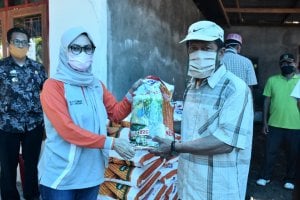 Tetap Melayani Masyarakat di Masa Sulit, Petani  Doakan Bupati Indah