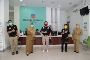 Kemnaker Serahkan Sumbang APD untuk Tenaga Medis
