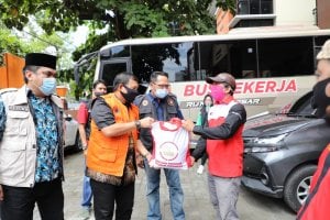 Buruh Kota Makassar Terima 750 Paket Sembako dari Presiden RI