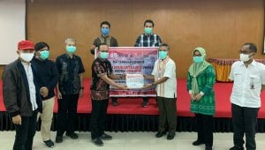 Dukung Tenaga Medis, FKG Bersama BUMN Milenial Sumbang APD ke RSPTN Unhas