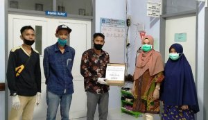 Melalui Tim Khusus, Wagub Sulsel Beri Bantuan APD di Puskesmas dan Edukasi Penggunaan Masker