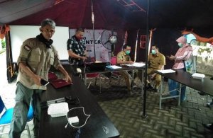 Tim Gugus Tugas  Barru Terima Ratusan Aduan,  Seorang Ibu Curhat Sambil Menangis