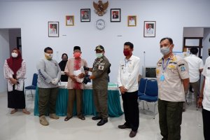 Fahsar Salurkan Jaringan Pengaman Sosial, Warga Berterima Kasih