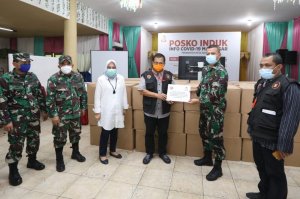 Dandim 1408/BS Makassar Serahkan Bantuan 3.000 APD ke Posko Induk Covid 19 Makassar