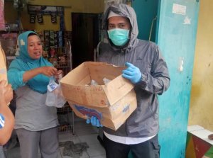 Terobos Hujan, Ketua PMI Makassar Bagi-bagi Takjil