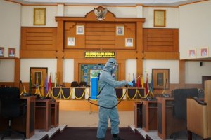 Beraksi di Pangkep, Relawan FTI UMI Semprot 28 Gedung