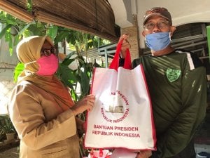 DPPPA Makassar Salurkan 500 Paket Sembako Presiden ke 15 Shelter Warga