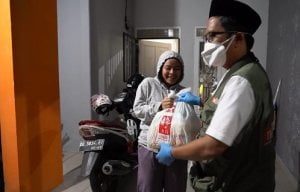 Tak Pulang Lebaran,  FTI UMI Bagikan Sembako ke 13 Mahasiswa