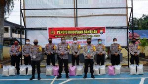 Peduli Warga Miskin, Anak Buah Jenderal Idham Azis Bagikan 10 Ton Beras