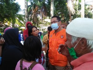 Tak Kunjung Terima Bantuan, Puluhan Warga Datangi Rumah Jabatan