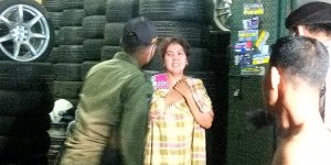 Anaknya Dibawa Satpol PP, Ibu Bersarung Berlinang Air Mata