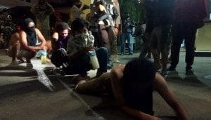 Merangkak Masuk Markas Polisi, Lima Pemuda Bawa Botol Berisi Cairan Putih