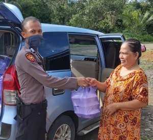 Bhabinkamtibmas Polsek Lappariaja Bagi 500 Kotak Menu Berbuka