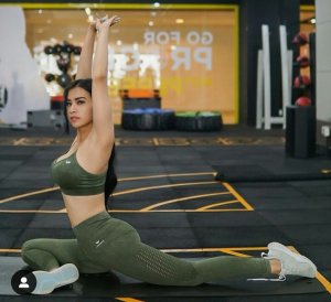 Netizen Merem Melek Lihat Maria Vania Santap Pisang