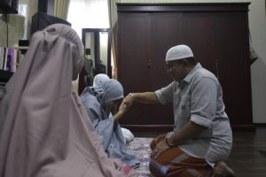 Salat Idulfitri di Rujab, Bupati Indah Yakin Pendemi Corona Segera Berlalu