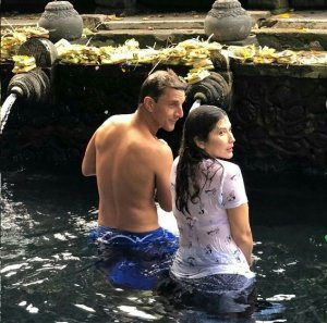 Tamara Bleszynski Asyik Main Air dengan Bule, Netizen: Gebetan Baru?